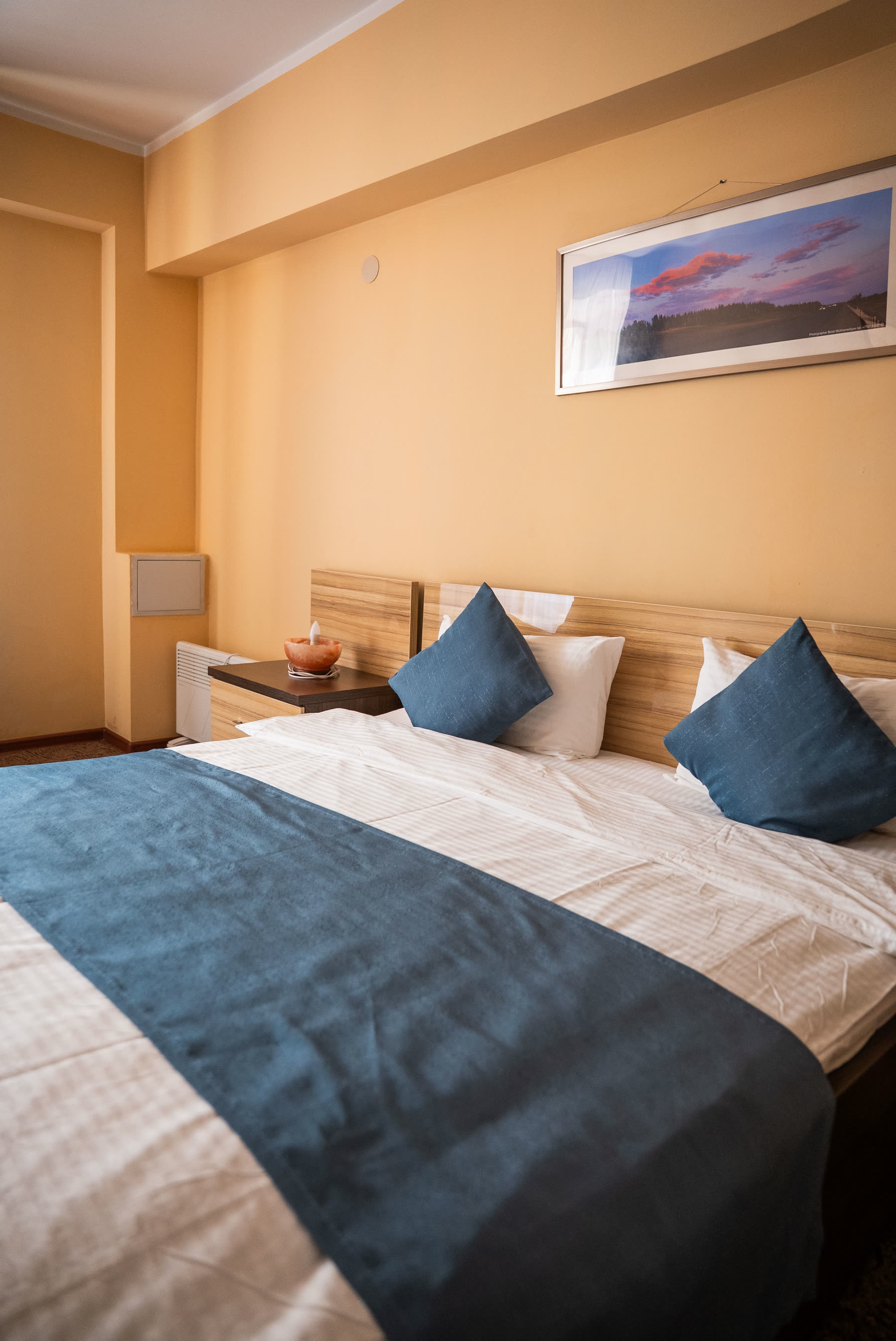 Двуспальная кровать в номере Люкс — QAZAQSTAN Resort