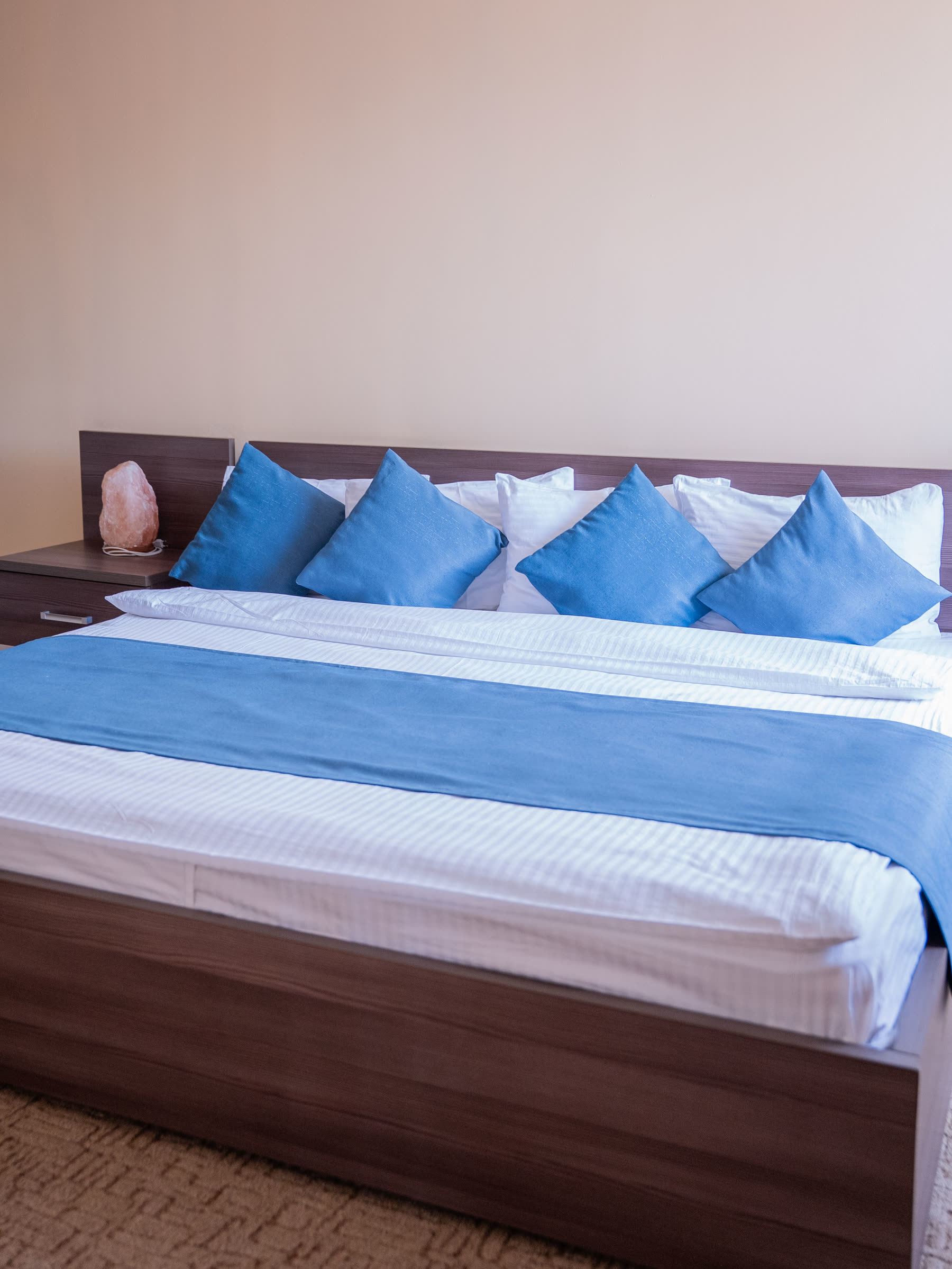 Заправленная кровать в номере Люкс — QAZAQSTAN Resort